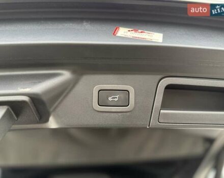 Серый Ленд Ровер Рендж Ровер Велар, объемом двигателя 2 л и пробегом 130 тыс. км за 34650 $, фото 12 на Automoto.ua