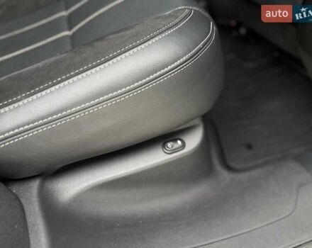 Серый Ленд Ровер Рендж Ровер Велар, объемом двигателя 2 л и пробегом 130 тыс. км за 34650 $, фото 20 на Automoto.ua