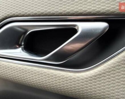 Серый Ленд Ровер Рендж Ровер Велар, объемом двигателя 2 л и пробегом 102 тыс. км за 37500 $, фото 66 на Automoto.ua