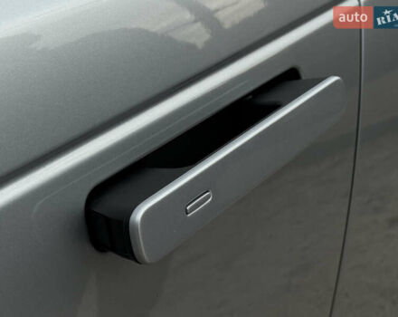 Серый Ленд Ровер Рендж Ровер Велар, объемом двигателя 3 л и пробегом 102 тыс. км за 38000 $, фото 22 на Automoto.ua