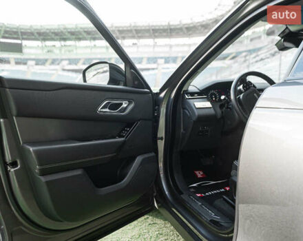 Сірий Ленд Ровер Рендж Ровер Велар, об'ємом двигуна 2 л та пробігом 49 тис. км за 39900 $, фото 26 на Automoto.ua