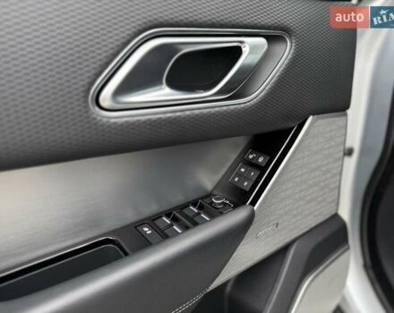 Серый Ленд Ровер Рендж Ровер Велар, объемом двигателя 2 л и пробегом 130 тыс. км за 34650 $, фото 26 на Automoto.ua