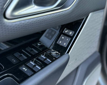 Серый Ленд Ровер Рендж Ровер Велар, объемом двигателя 2 л и пробегом 157 тыс. км за 34000 $, фото 13 на Automoto.ua