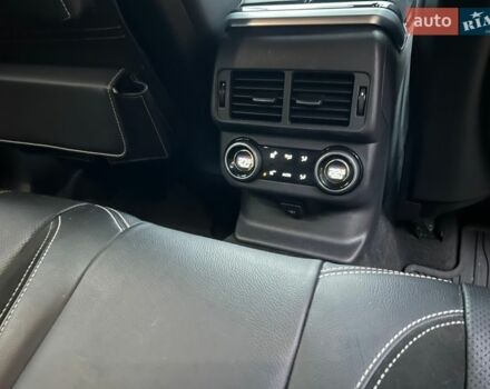 Сірий Ленд Ровер Рендж Ровер Велар, об'ємом двигуна 2 л та пробігом 71 тис. км за 45000 $, фото 26 на Automoto.ua