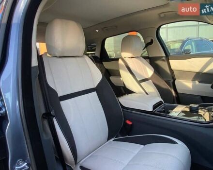 Серый Ленд Ровер Рендж Ровер Велар, объемом двигателя 2 л и пробегом 60 тыс. км за 33950 $, фото 26 на Automoto.ua