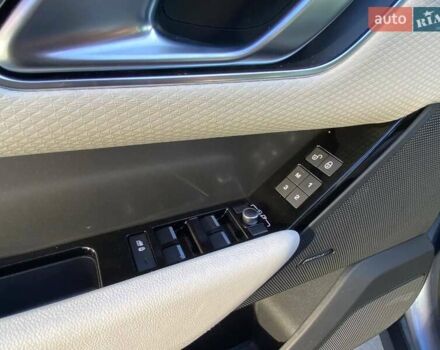 Серый Ленд Ровер Рендж Ровер Велар, объемом двигателя 2 л и пробегом 60 тыс. км за 33950 $, фото 11 на Automoto.ua