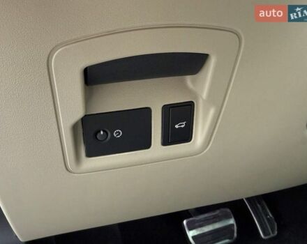 Серый Ленд Ровер Рендж Ровер Велар, объемом двигателя 2 л и пробегом 129 тыс. км за 50990 $, фото 18 на Automoto.ua