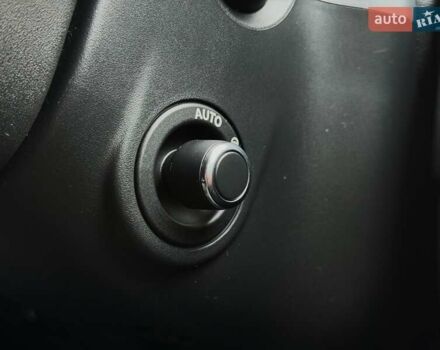 Серый Ленд Ровер Рендж Ровер Велар, объемом двигателя 2 л и пробегом 45 тыс. км за 49499 $, фото 46 на Automoto.ua