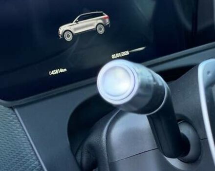 Серый Ленд Ровер Рендж Ровер Велар, объемом двигателя 2 л и пробегом 45 тыс. км за 49500 $, фото 16 на Automoto.ua