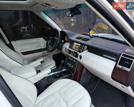 Белый Ленд Ровер Рендж Ровер, объемом двигателя 5 л и пробегом 177 тыс. км за 17000 $, фото 17 на Automoto.ua