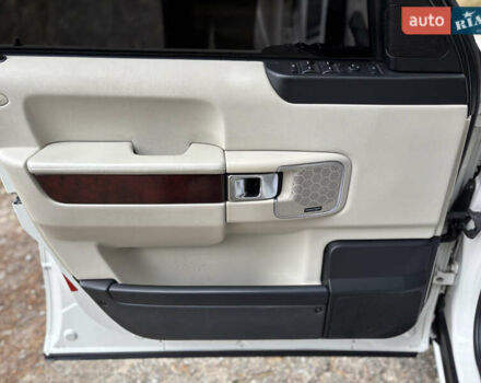 Белый Ленд Ровер Рендж Ровер, объемом двигателя 5 л и пробегом 177 тыс. км за 14000 $, фото 19 на Automoto.ua