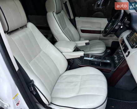 Белый Ленд Ровер Рендж Ровер, объемом двигателя 5 л и пробегом 177 тыс. км за 17000 $, фото 24 на Automoto.ua