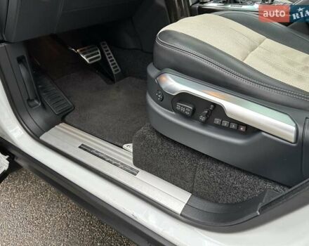 Белый Ленд Ровер Рендж Ровер, объемом двигателя 5 л и пробегом 100 тыс. км за 23500 $, фото 28 на Automoto.ua