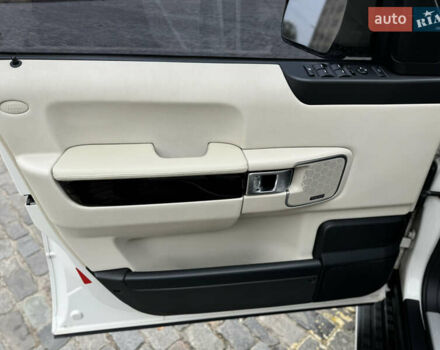 Белый Ленд Ровер Рендж Ровер, объемом двигателя 5 л и пробегом 275 тыс. км за 12500 $, фото 42 на Automoto.ua