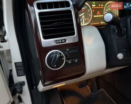 Белый Ленд Ровер Рендж Ровер, объемом двигателя 5 л и пробегом 177 тыс. км за 17000 $, фото 30 на Automoto.ua