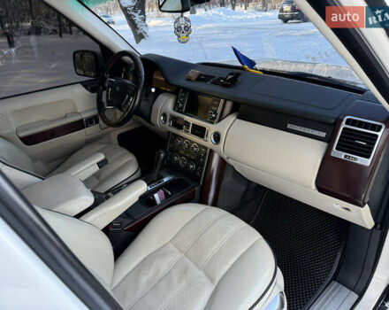 Білий Ленд Ровер Рендж Ровер, об'ємом двигуна 5 л та пробігом 179 тис. км за 16499 $, фото 25 на Automoto.ua