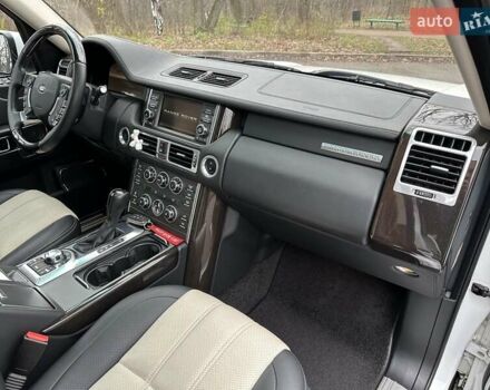 Білий Ленд Ровер Рендж Ровер, об'ємом двигуна 5 л та пробігом 100 тис. км за 25999 $, фото 54 на Automoto.ua