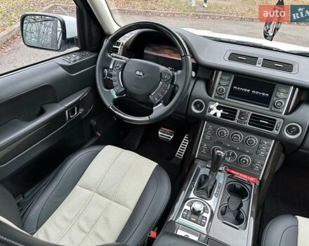 Білий Ленд Ровер Рендж Ровер, об'ємом двигуна 5 л та пробігом 100 тис. км за 23800 $, фото 59 на Automoto.ua
