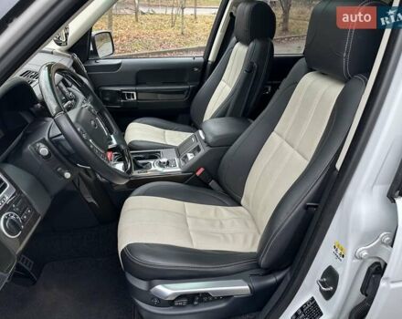 Білий Ленд Ровер Рендж Ровер, об'ємом двигуна 5 л та пробігом 100 тис. км за 23800 $, фото 31 на Automoto.ua