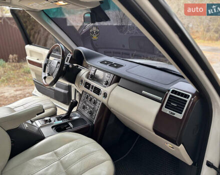 Белый Ленд Ровер Рендж Ровер, объемом двигателя 5 л и пробегом 177 тыс. км за 15900 $, фото 24 на Automoto.ua