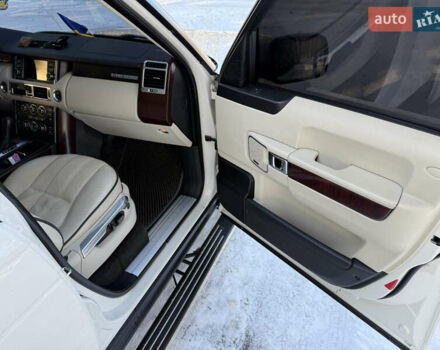 Білий Ленд Ровер Рендж Ровер, об'ємом двигуна 5 л та пробігом 179 тис. км за 16499 $, фото 24 на Automoto.ua