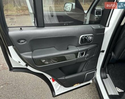 Білий Ленд Ровер Рендж Ровер, об'ємом двигуна 5 л та пробігом 100 тис. км за 23800 $, фото 44 на Automoto.ua