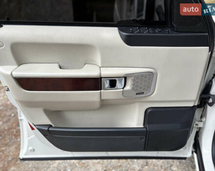 Белый Ленд Ровер Рендж Ровер, объемом двигателя 5 л и пробегом 177 тыс. км за 15900 $, фото 7 на Automoto.ua