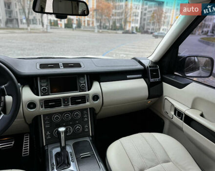 Белый Ленд Ровер Рендж Ровер, объемом двигателя 5 л и пробегом 270 тыс. км за 11999 $, фото 72 на Automoto.ua