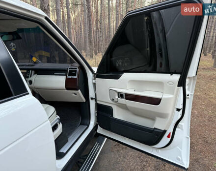 Белый Ленд Ровер Рендж Ровер, объемом двигателя 5 л и пробегом 177 тыс. км за 17000 $, фото 19 на Automoto.ua