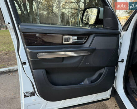 Белый Ленд Ровер Рендж Ровер, объемом двигателя 5 л и пробегом 156 тыс. км за 15500 $, фото 16 на Automoto.ua