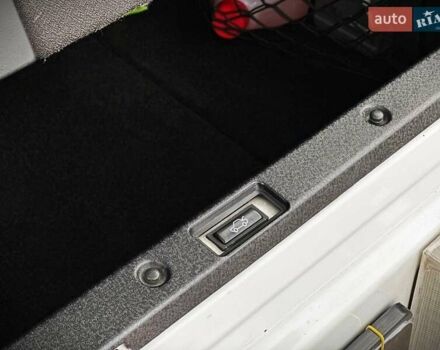 Белый Ленд Ровер Рендж Ровер, объемом двигателя 4.37 л и пробегом 300 тыс. км за 16500 $, фото 11 на Automoto.ua