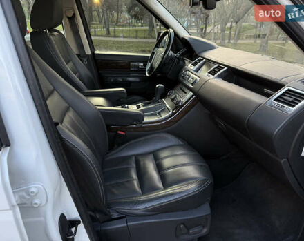 Білий Ленд Ровер Рендж Ровер, об'ємом двигуна 5 л та пробігом 156 тис. км за 15000 $, фото 11 на Automoto.ua