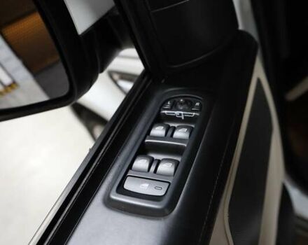 Білий Ленд Ровер Рендж Ровер, об'ємом двигуна 5 л та пробігом 207 тис. км за 21500 $, фото 11 на Automoto.ua