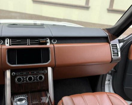 Білий Ленд Ровер Рендж Ровер, об'ємом двигуна 4.4 л та пробігом 130 тис. км за 38500 $, фото 24 на Automoto.ua