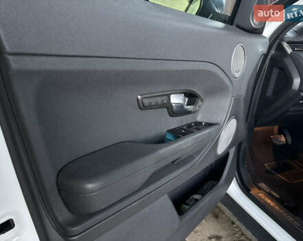 Белый Ленд Ровер Рендж Ровер, объемом двигателя 2 л и пробегом 240 тыс. км за 16500 $, фото 19 на Automoto.ua