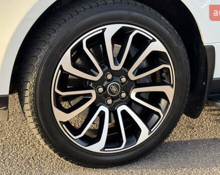 Белый Ленд Ровер Рендж Ровер, объемом двигателя 5 л и пробегом 142 тыс. км за 33000 $, фото 5 на Automoto.ua