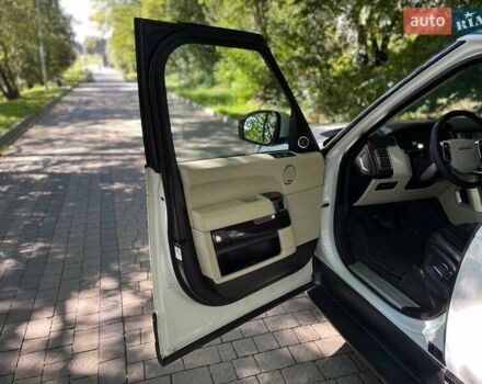 Белый Ленд Ровер Рендж Ровер, объемом двигателя 3 л и пробегом 322 тыс. км за 26000 $, фото 5 на Automoto.ua