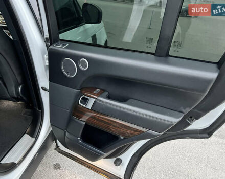 Білий Ленд Ровер Рендж Ровер, об'ємом двигуна 3 л та пробігом 204 тис. км за 35000 $, фото 26 на Automoto.ua