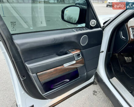 Білий Ленд Ровер Рендж Ровер, об'ємом двигуна 3 л та пробігом 204 тис. км за 35000 $, фото 16 на Automoto.ua