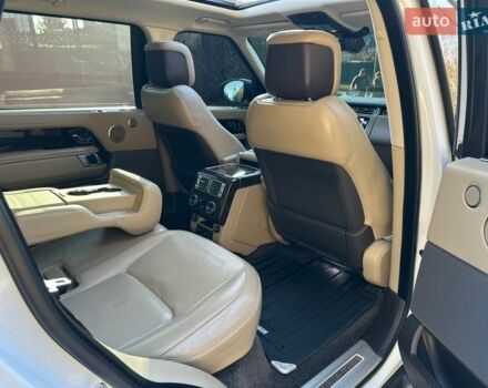 Білий Ленд Ровер Рендж Ровер, об'ємом двигуна 5 л та пробігом 95 тис. км за 65000 $, фото 16 на Automoto.ua