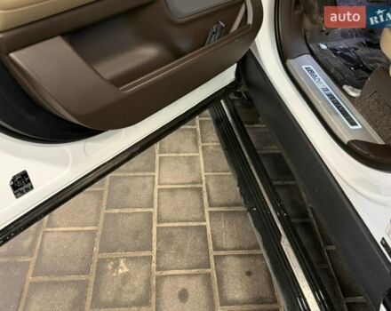 Білий Ленд Ровер Рендж Ровер, об'ємом двигуна 5 л та пробігом 95 тис. км за 69500 $, фото 10 на Automoto.ua