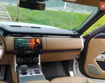 Белый Ленд Ровер Рендж Ровер, объемом двигателя 4.39 л и пробегом 115 тыс. км за 137000 $, фото 49 на Automoto.ua