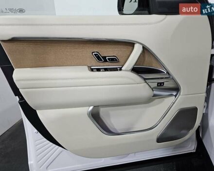 Белый Ленд Ровер Рендж Ровер, объемом двигателя 4.4 л и пробегом 1 тыс. км за 352923 $, фото 44 на Automoto.ua