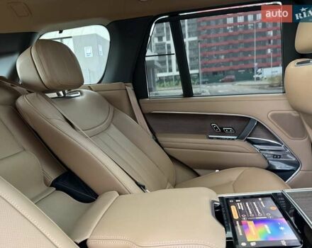 Ленд Ровер Рендж Ровер 2023 в Киеве на Automoto.ua Черный Ленд Ровер Рендж Ровер, объемом двигателя 4.39 л и пробегом 19 тыс. км за 221000 $, фото 15 на Automoto.ua