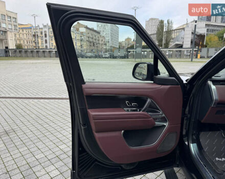 Ленд Ровер Рендж Ровер 2024 в Киеве на Automoto.ua Черный Ленд Ровер Рендж Ровер, объемом двигателя 4.39 л и пробегом 57 тыс. км за 205000 $, фото 12 на Automoto.ua