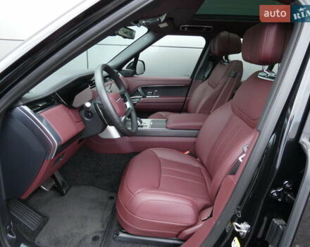 Ленд Ровер Рендж Ровер 2025 в Киеве на Automoto.ua Черный Ленд Ровер Рендж Ровер, объемом двигателя 4.39 л и пробегом 10 тыс. км за 234570 $, фото 4 на Automoto.ua