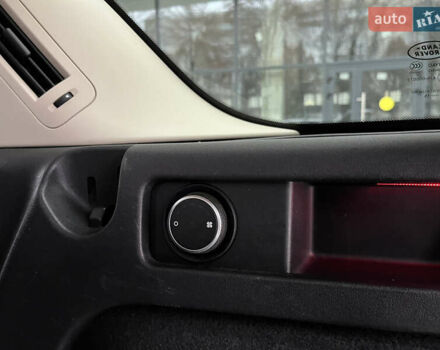 Білий Ленд Ровер Discovery Sport, об'ємом двигуна 2 л та пробігом 148 тис. км за 17800 $, фото 4 на Automoto.ua