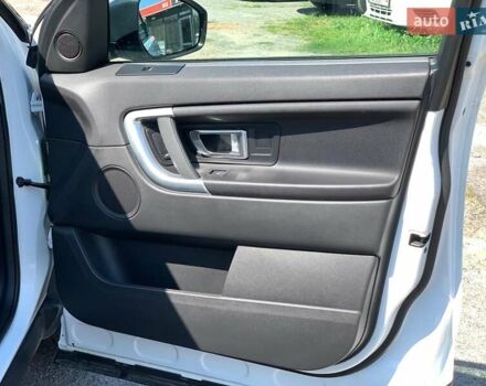 Білий Ленд Ровер Discovery Sport, об'ємом двигуна 2 л та пробігом 145 тис. км за 16990 $, фото 19 на Automoto.ua