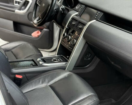 Белый Ленд Ровер Discovery Sport, объемом двигателя 2 л и пробегом 67 тыс. км за 21999 $, фото 11 на Automoto.ua