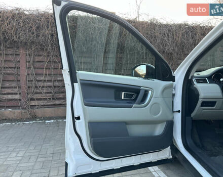 Білий Ленд Ровер Discovery Sport, об'ємом двигуна 2 л та пробігом 111 тис. км за 18500 $, фото 14 на Automoto.ua